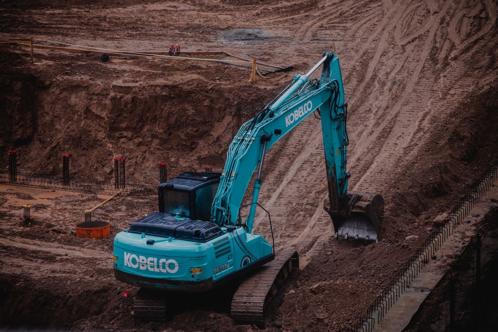 Bagger im Aushub einer Baugrube